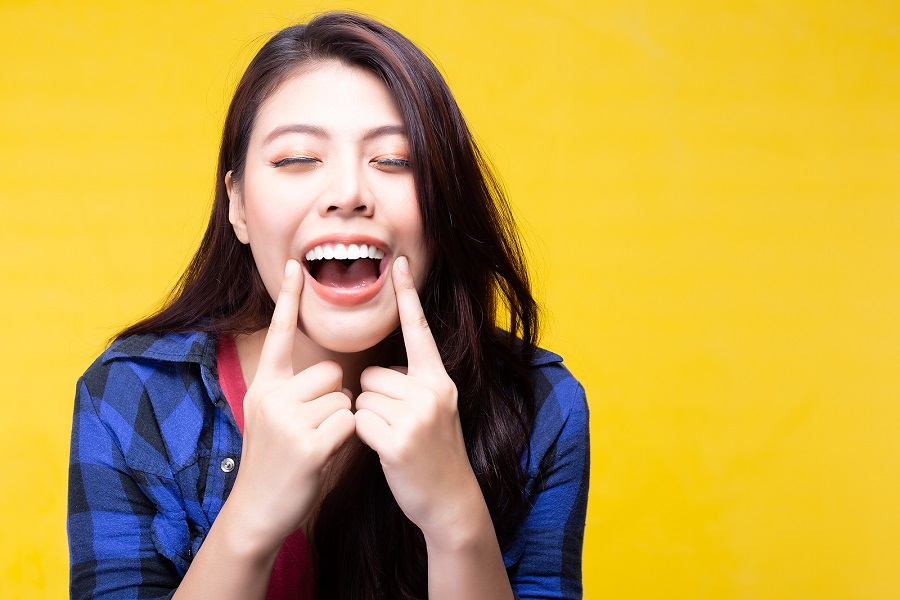 Veneers and bonding: What is the difference?